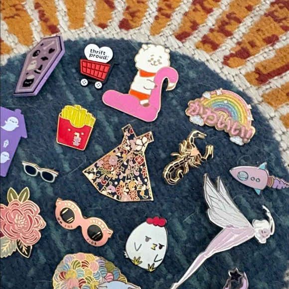 Pin/Badge collection 🩷 - Picture 4 of 6